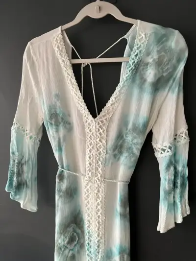 Vestido bohemio blanco con detalles azules - miniatura 3