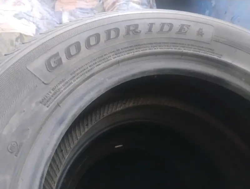 Juego de 4 neumáticos Goodride SU318 H/T usados - 3