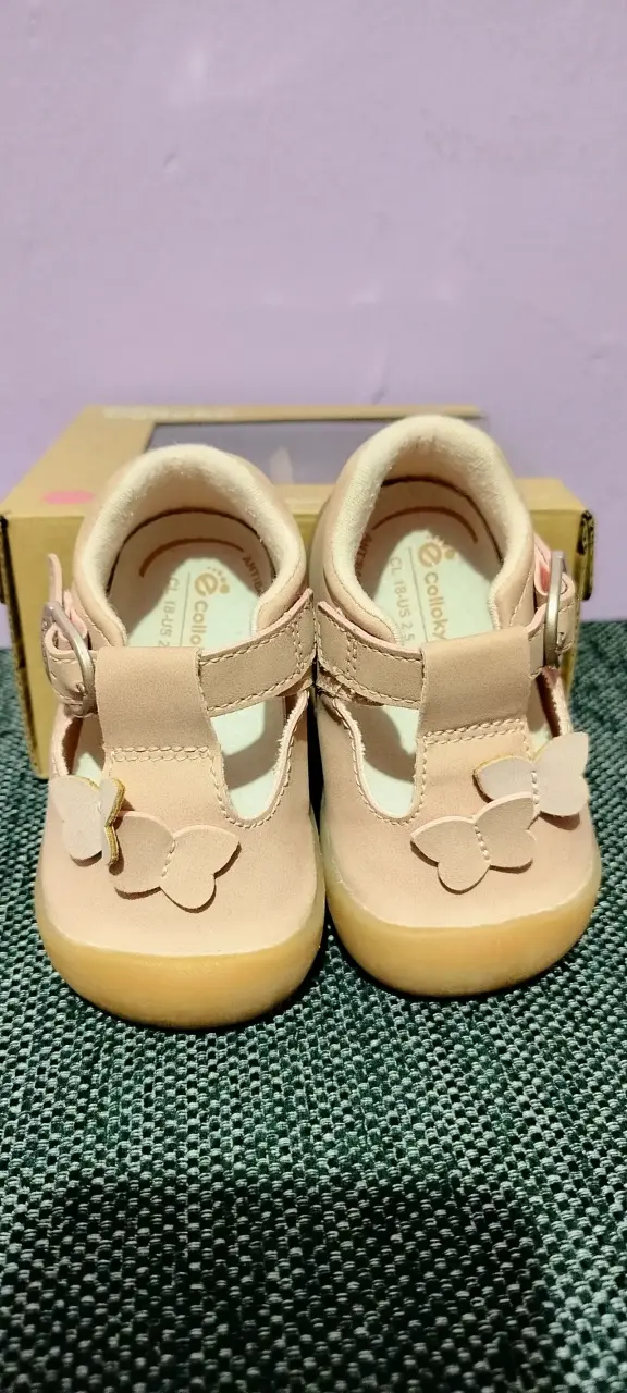 Zapatos de bebé rosados con mariposas