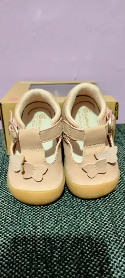 Zapatos de bebé rosados con mariposas - miniatura 1