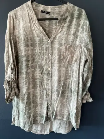 Blusa de mujer con diseño tie-dye y bolsillo - miniatura 1