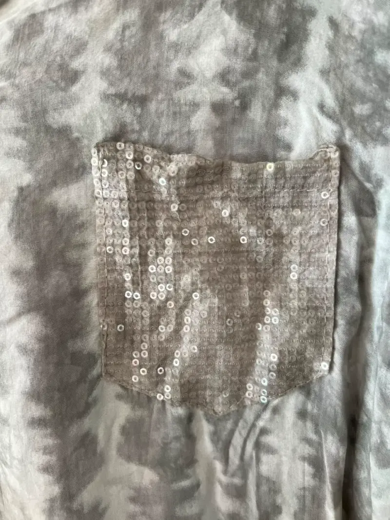 Blusa de mujer con diseño tie-dye y bolsillo - 2