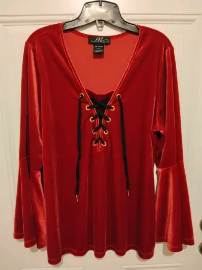 Blusa de terciopelo rojo con cordones decorativos - miniatura 1