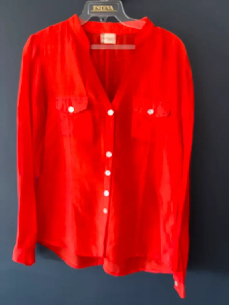 Blusa roja de manga larga con botones - 2