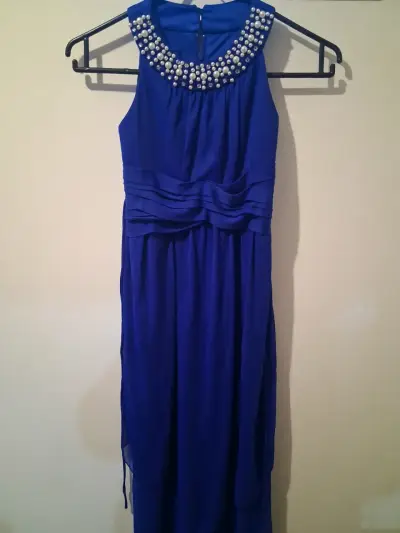 Vestido largo azul con perlas en el cuello - miniatura 1