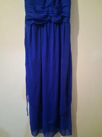 Vestido largo azul con perlas en el cuello - miniatura 3