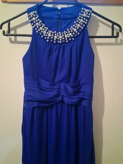 Vestido largo azul con perlas en el cuello - miniatura 4