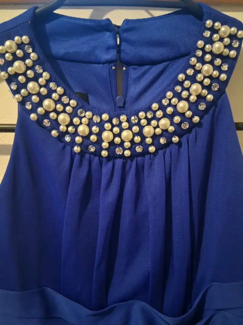Vestido largo azul con perlas en el cuello - 5