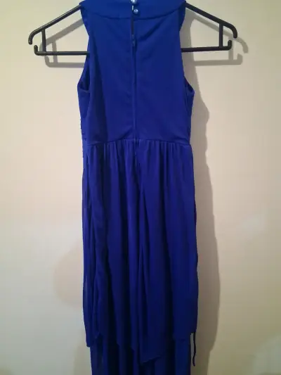 Vestido largo azul con perlas en el cuello - miniatura 6