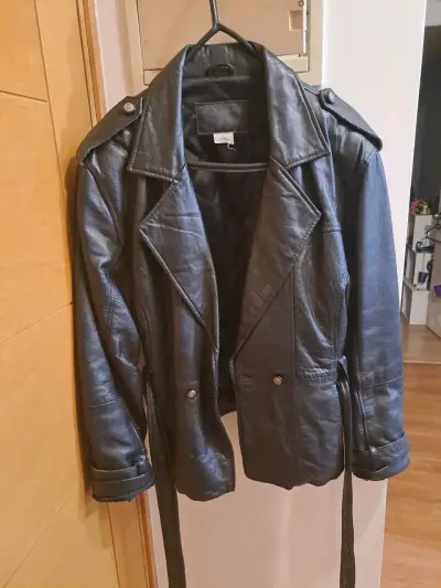 Chaqueta de cuero negra con cinturón - miniatura 1