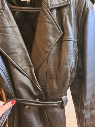 Chaqueta de cuero negra con cinturón - miniatura 4