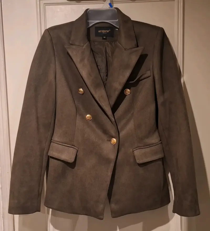 Blazer de mujer Attentif con botones dorados