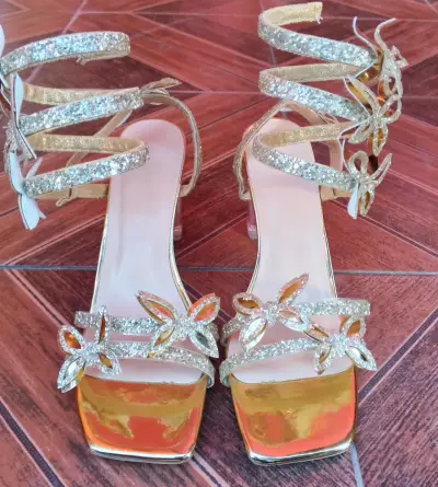 Sandalias de tacón alto doradas con brillo - miniatura 1