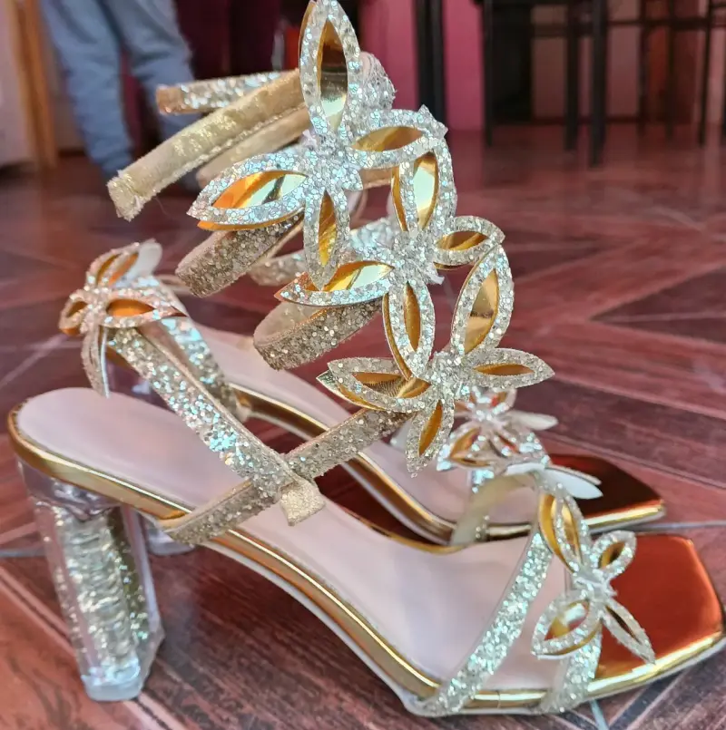 Sandalias de tacón alto doradas con brillo - 2