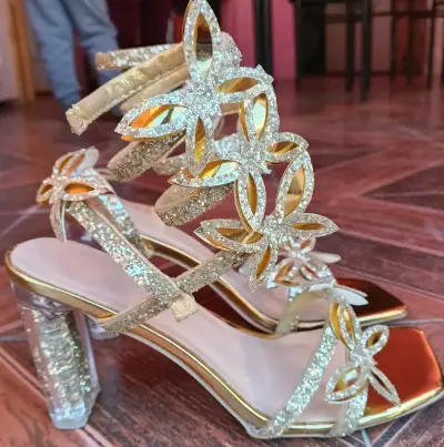 Sandalias de tacón alto doradas con brillo - miniatura 2