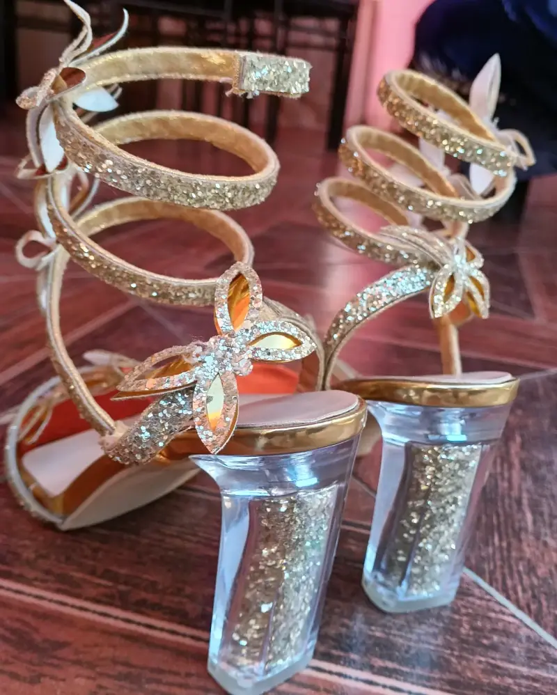 Sandalias de tacón alto doradas con brillo - 3