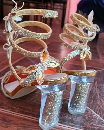 Sandalias de tacón alto doradas con brillo - miniatura 3