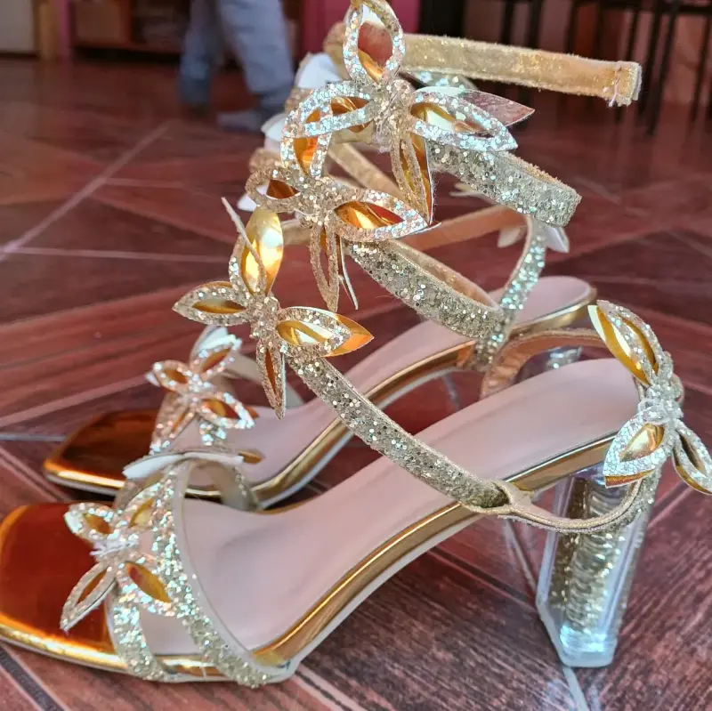 Sandalias de tacón alto doradas con brillo - 4