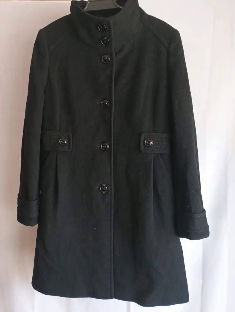 Abrigo negro de lana para mujer con forro fucsia