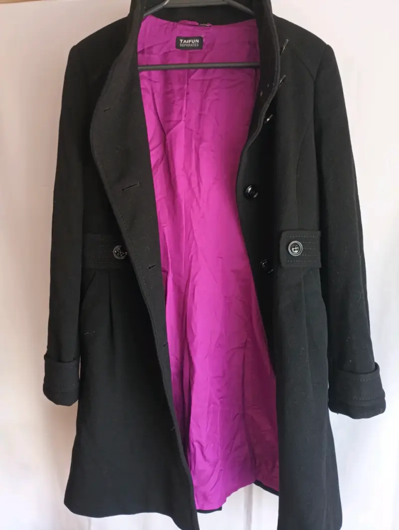 Abrigo negro de lana para mujer con forro fucsia - 3