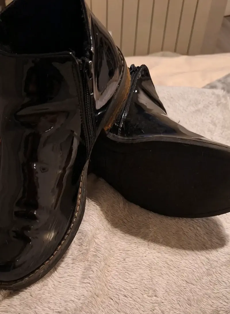 Botines de charol negro con cierre lateral