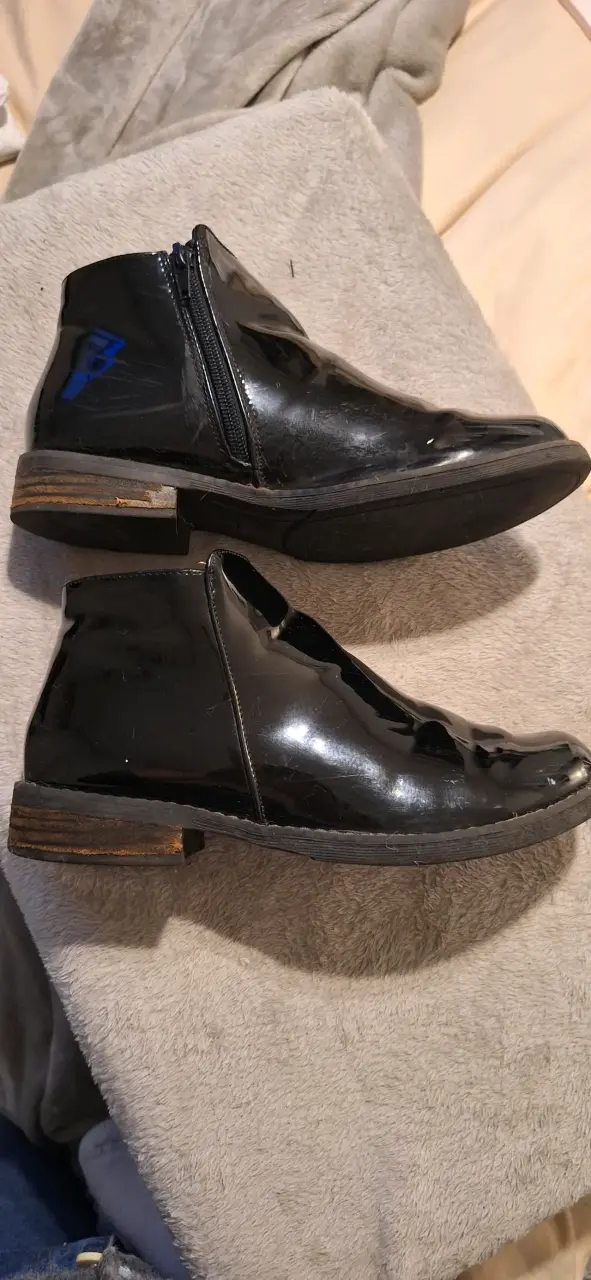 Botines de charol negro con cierre lateral - 2