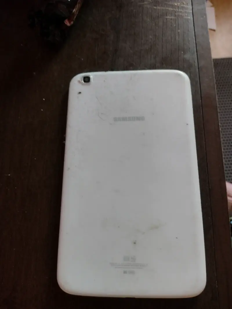 Tablet Samsung blanca con pantalla dañada - 1