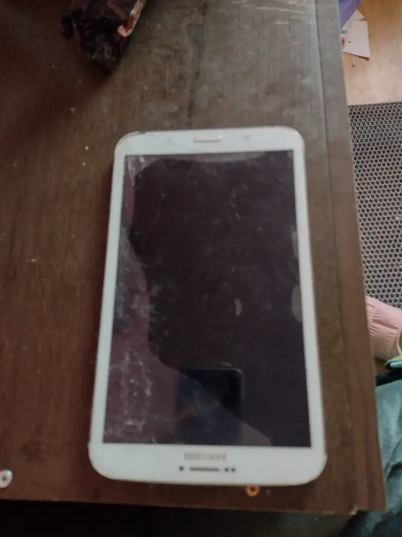 Tablet Samsung blanca con pantalla dañada - 2