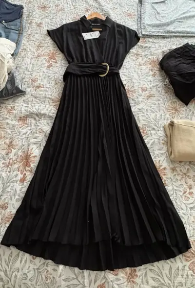 Vestido negro plisado con cinturón - miniatura 1