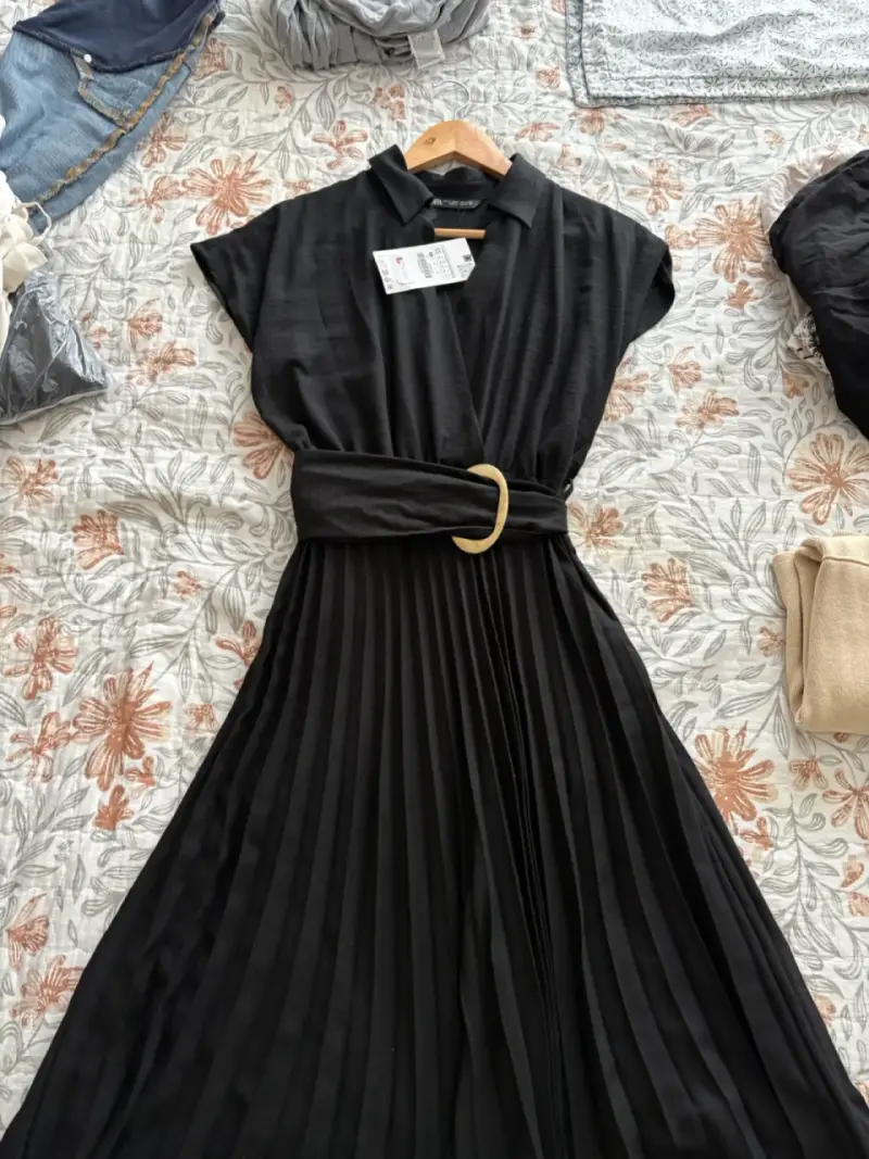 Vestido negro plisado con cinturón - 2