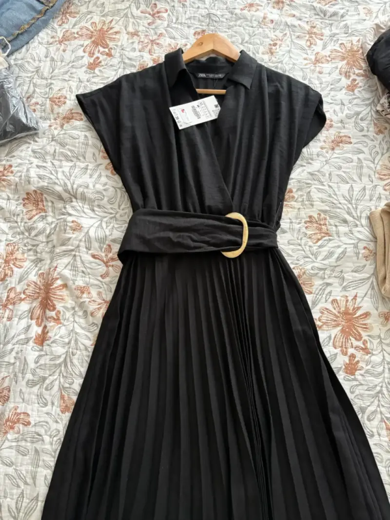 Vestido negro plisado con cinturón - 3