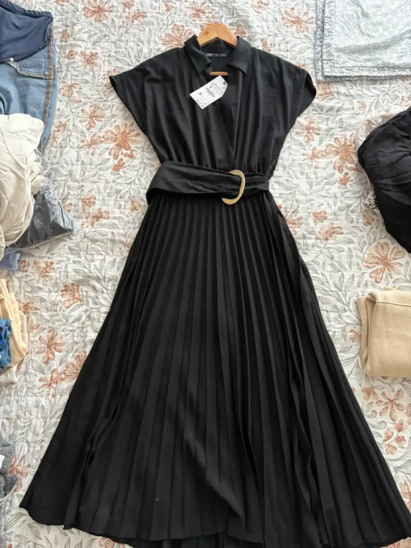 Vestido negro plisado con cinturón - 4
