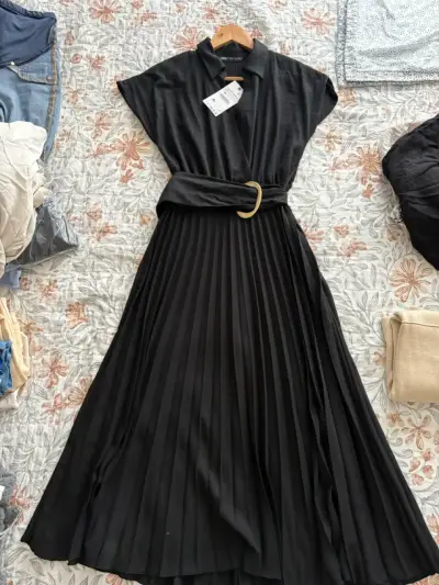 Vestido negro plisado con cinturón - miniatura 4