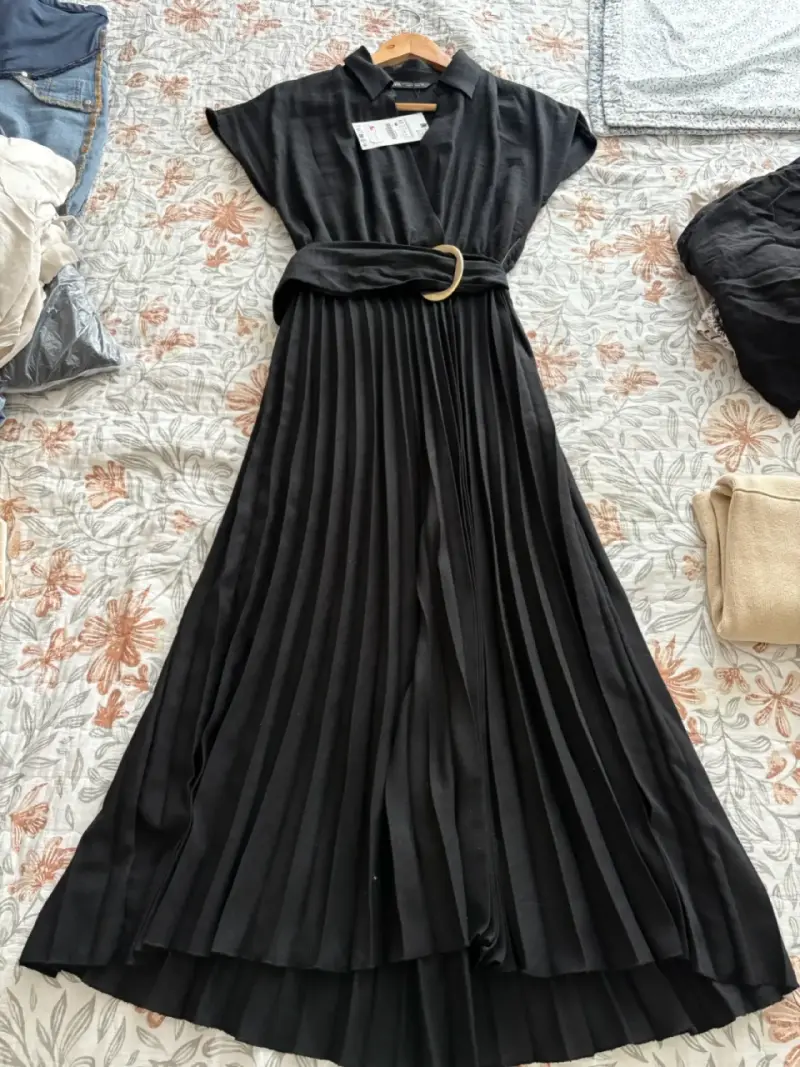Vestido negro plisado con cinturón - 5
