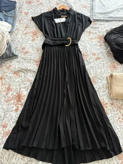 Vestido negro plisado con cinturón - miniatura 5