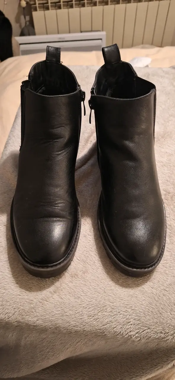 Botines de cuero negro con suela gruesa