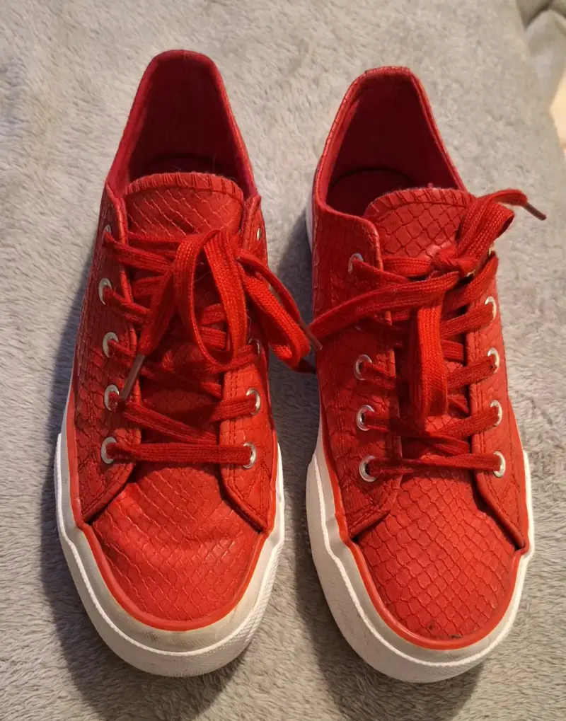 Zapatillas rojas de cuero sintético con textura