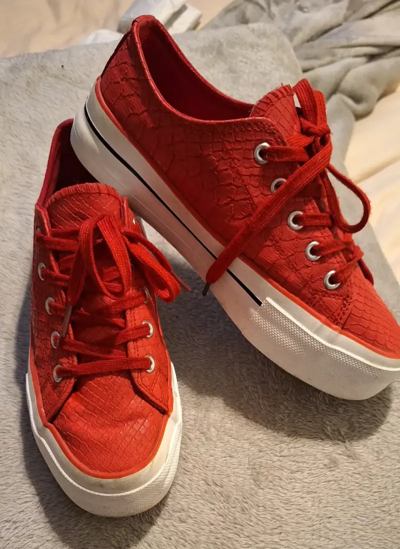 Zapatillas rojas de cuero sintético con textura - 2