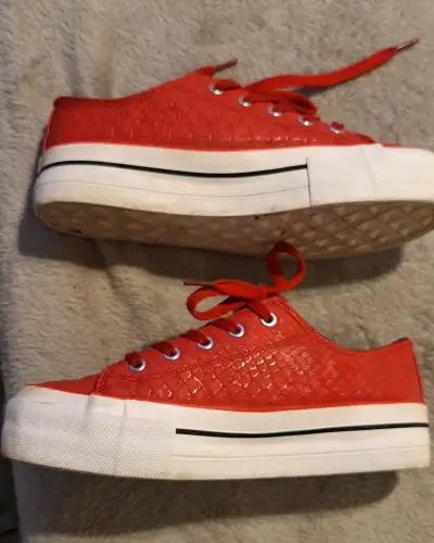 Zapatillas rojas de cuero sintético con textura - miniatura 3