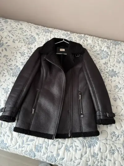 Chaqueta de cuero negra con forro de lana - miniatura 1