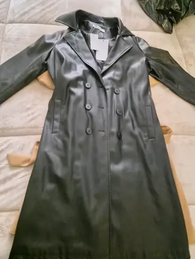 Abrigo de cuero sintético negro para mujer - miniatura 1