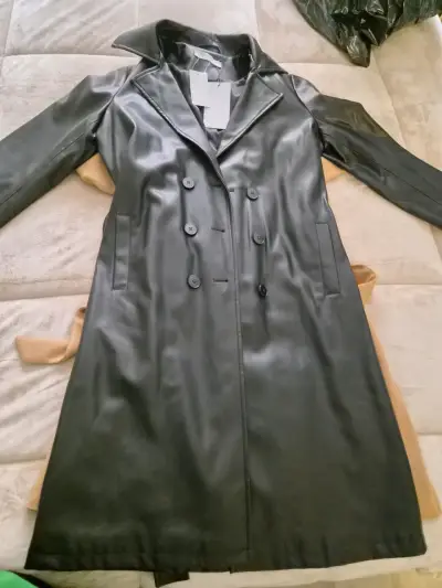 Abrigo de cuero sintético negro para mujer - miniatura 2