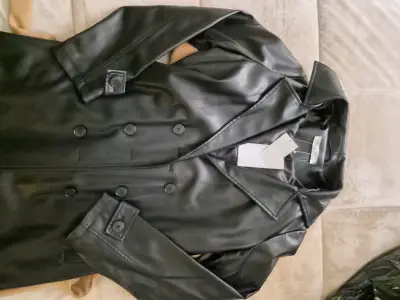 Abrigo de cuero sintético negro para mujer - miniatura 3