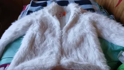 Chaqueta de piel sintética blanca para mujer - miniatura 1