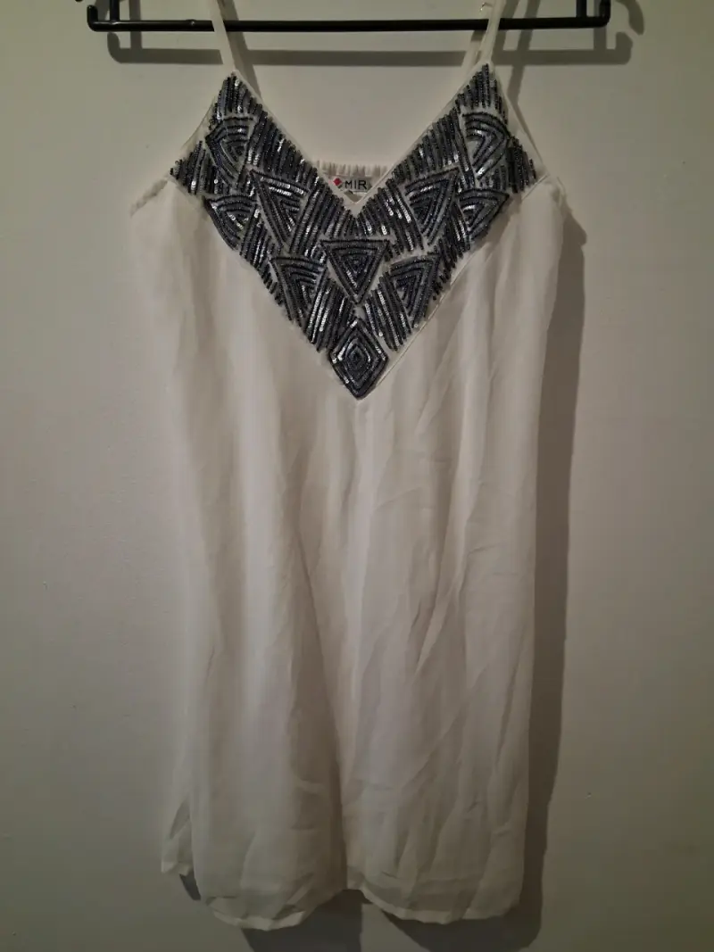 Vestido blanco con detalles de lentejuelas - 1
