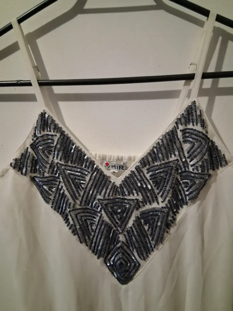Vestido blanco con detalles de lentejuelas - 2