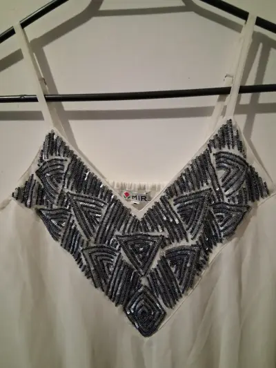 Vestido blanco con detalles de lentejuelas - miniatura 2