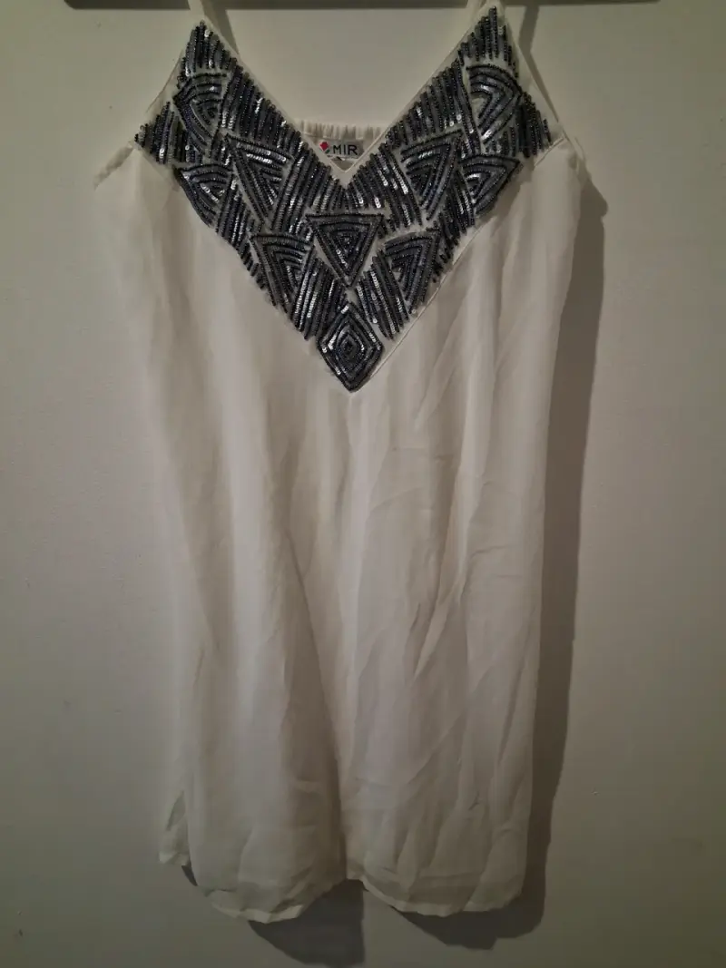 Vestido blanco con detalles de lentejuelas - 3