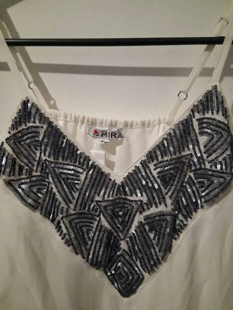 Vestido blanco con detalles de lentejuelas - 5