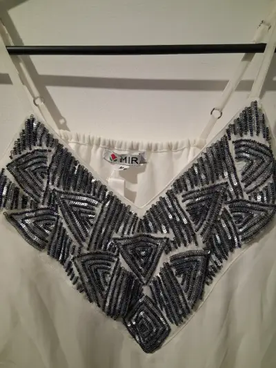 Vestido blanco con detalles de lentejuelas - miniatura 5